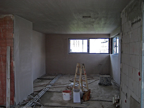 Hilfskonstrukt der Putzer im Treppenhaus Die Küche ist verputzt