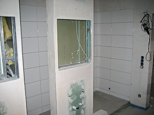 Wandliesen in der Dusche Fertige Decke im Treppenhaus