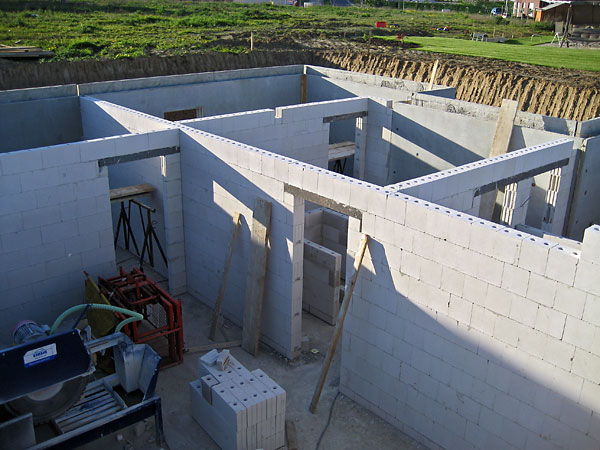 Fast fertige Wände Treppenhaus hinten Mitte