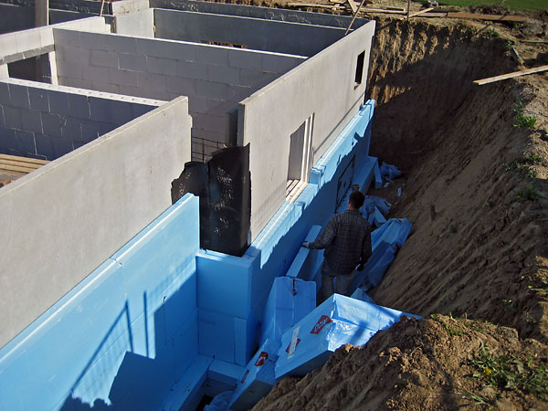 Die Fugen sind verschweisst...und Wäremedämmung wird geklebt :-)