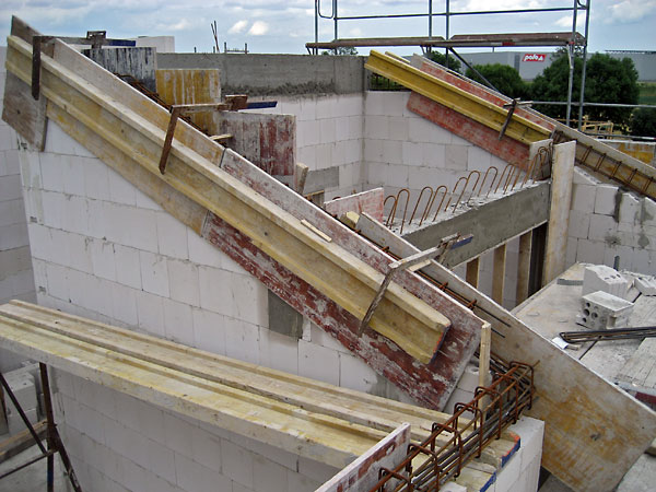 Rähme und Schalung am kleinen Bad Die Garage hat einen Mauerabschluss